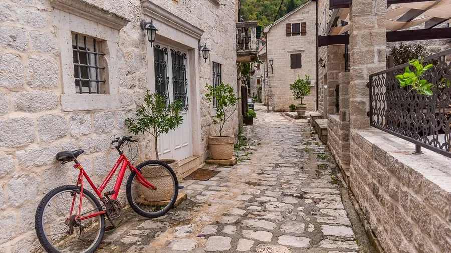 Full Guide to Perast: Lifestyle, Beaches, Infrastructure, and Real Estate